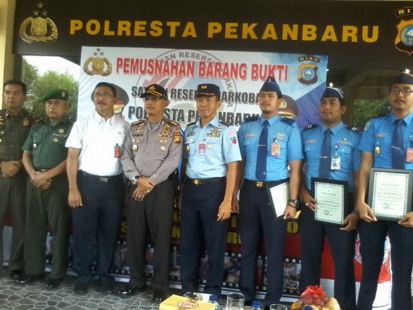 14 Petugas AVSEC Bandara SSQ II Dapat Penghargaan dari Kapolresta